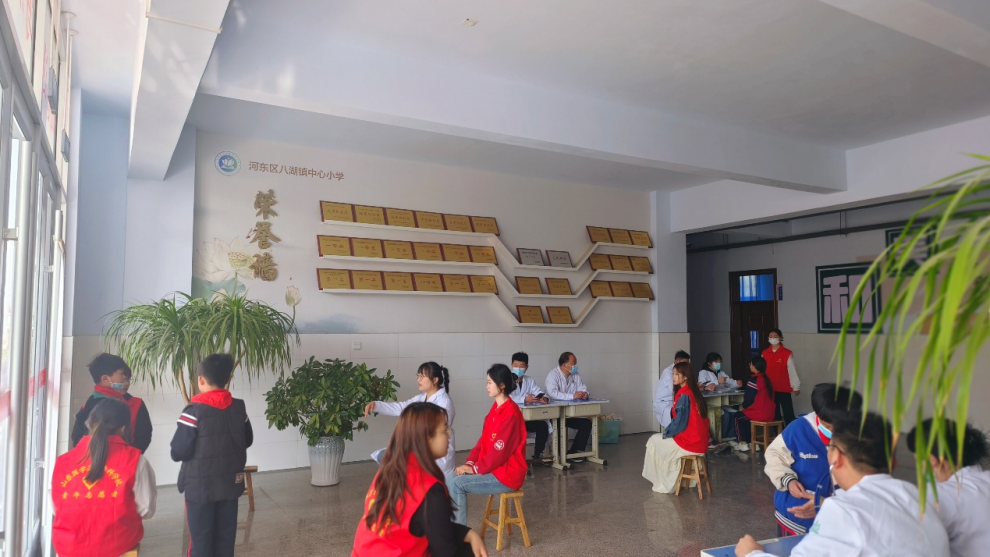 健康与康复系到河东区开展青少年脊柱健康筛查公益活动